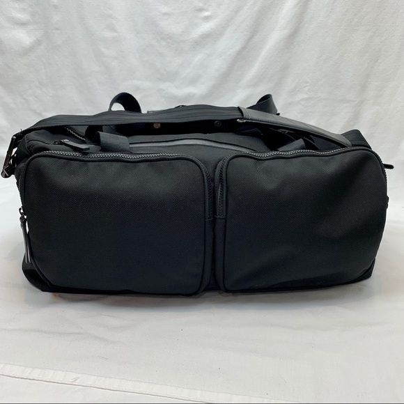 Lululemon large black duffle bag multiple pockets